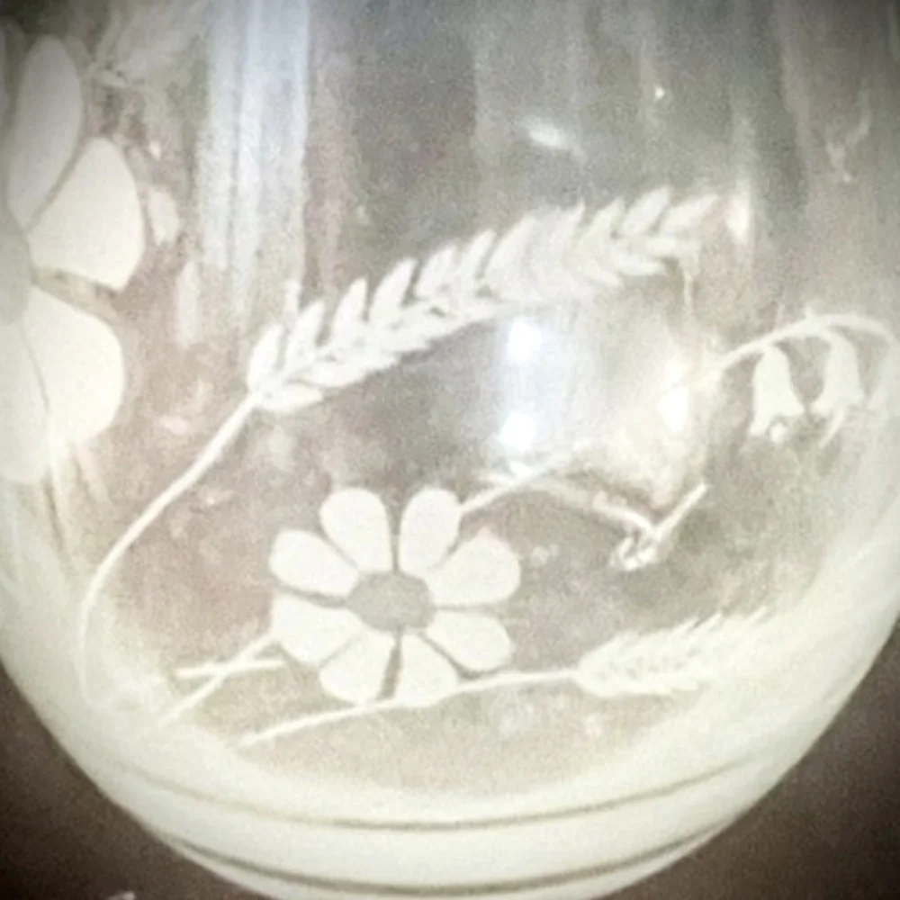 VINTAGE CRYSTAL GLASS, ETCHED FLORAL VASE. HIGHT: 8.5". - Picture 2 of 3